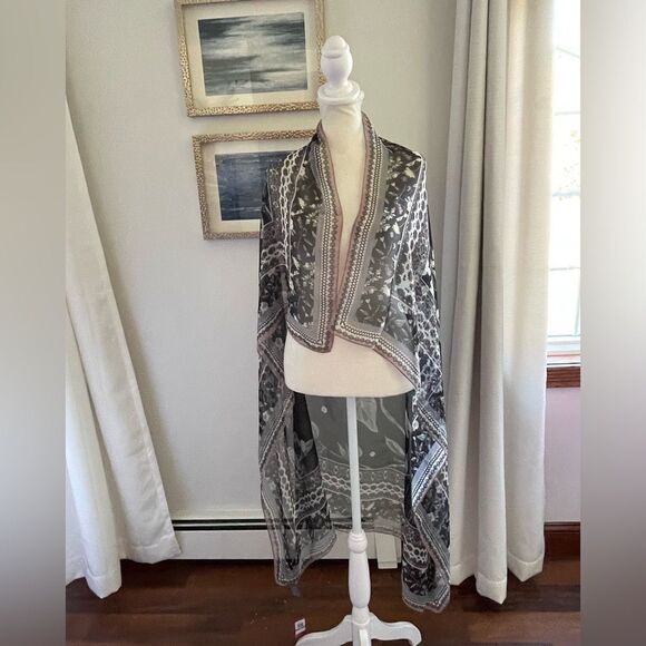 Vince Camino NWT sheer scarf with bird and floral design 47” square - Picture 1 of 13